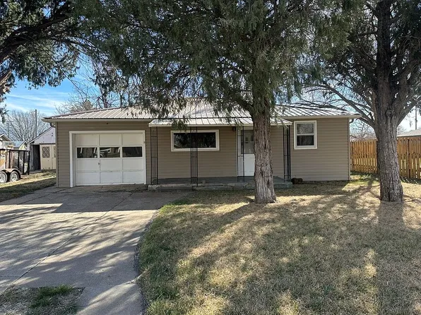 210 S Hudson Ave, Oakley, KS 67748