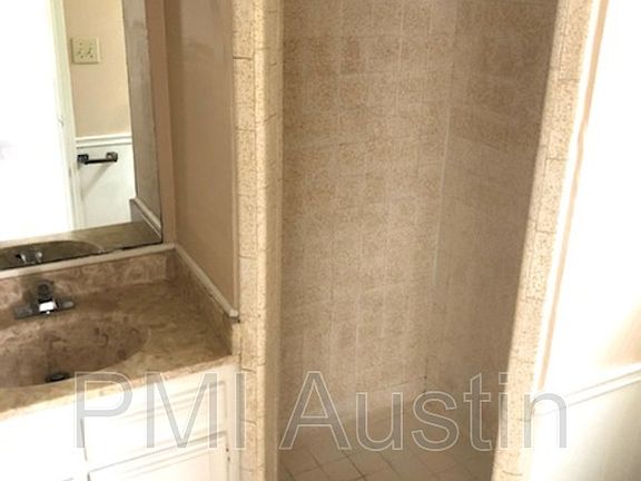4th image of 908 N Lbj Dr APT 6