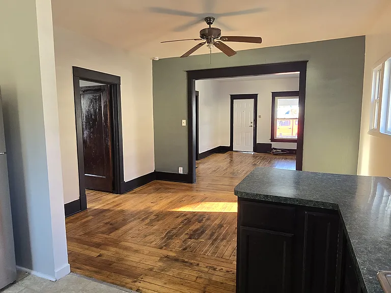 409 Corunna Ave — Photo 3