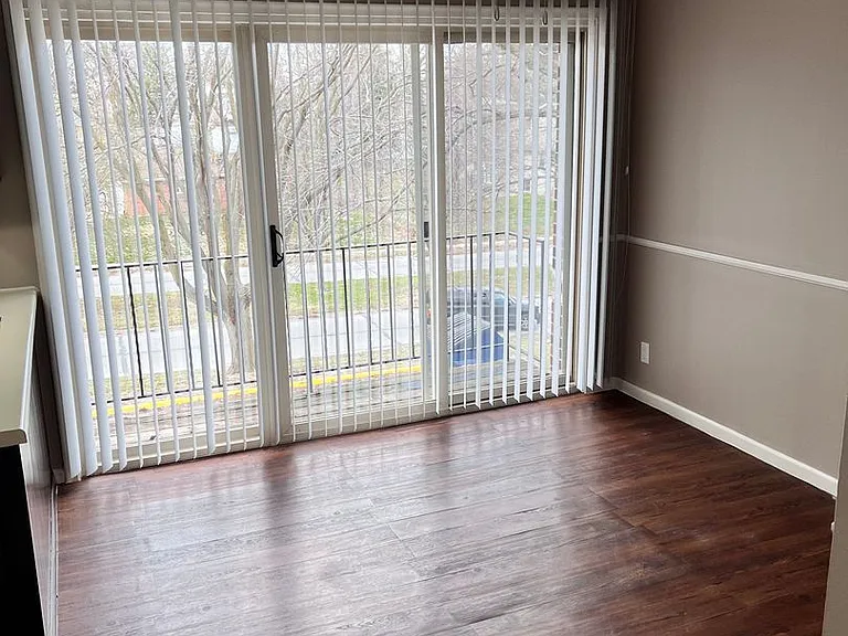 Bristol Square Apartments — Photo 117