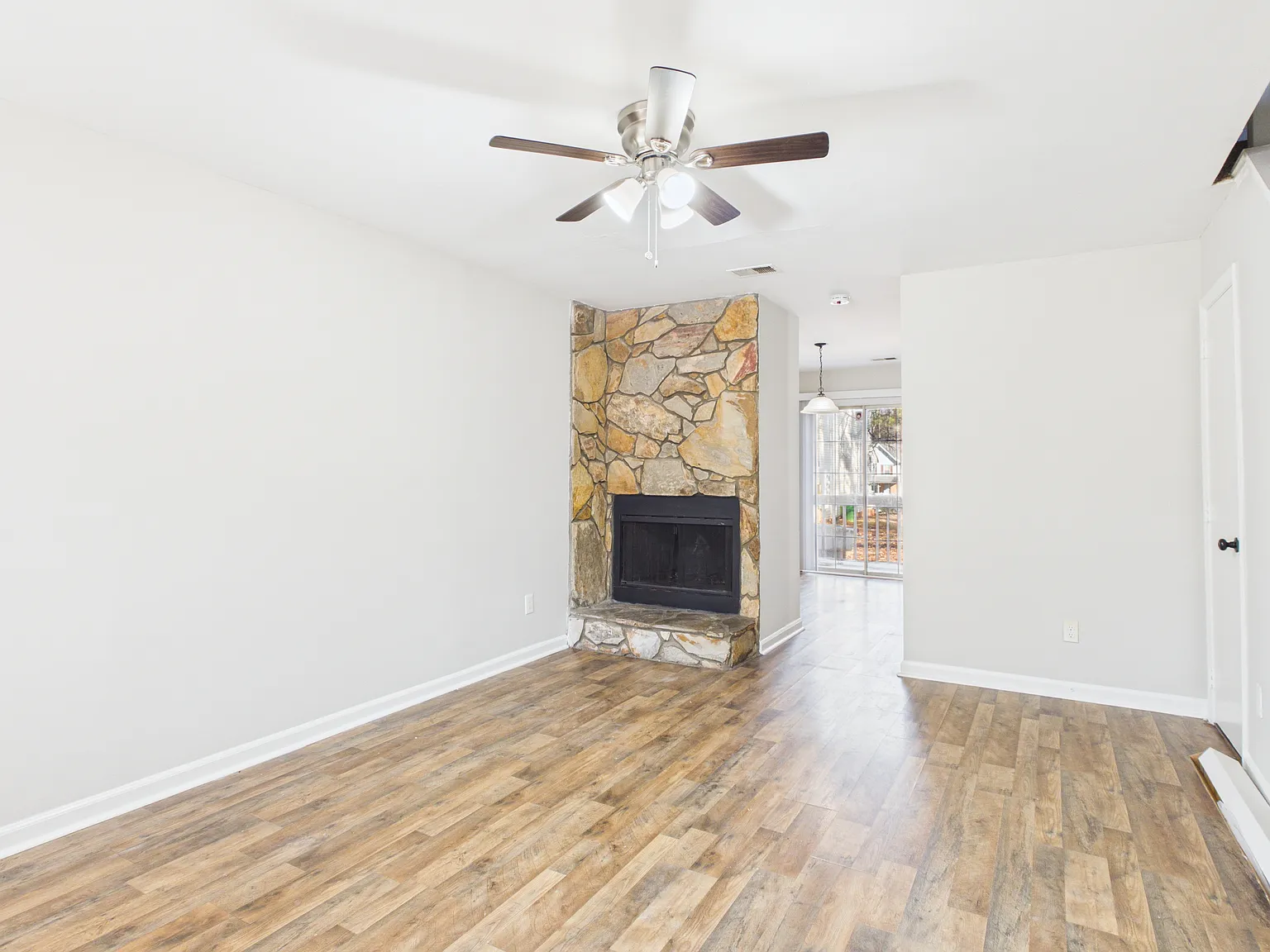 2 bed, 2.5 bath, 1008 sqft, $1,400 — Photo 3