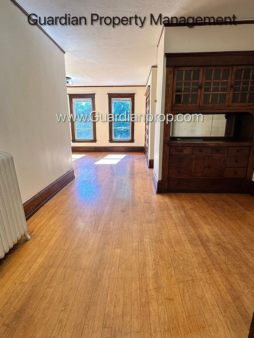 Renovated Uptown 3rd Floor Corner with Office Room, Hardwood Floors, Heat Paid, One Month Free — Photo 2