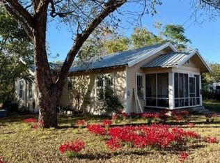 1604 N Travis Ave, Cameron, TX 76520