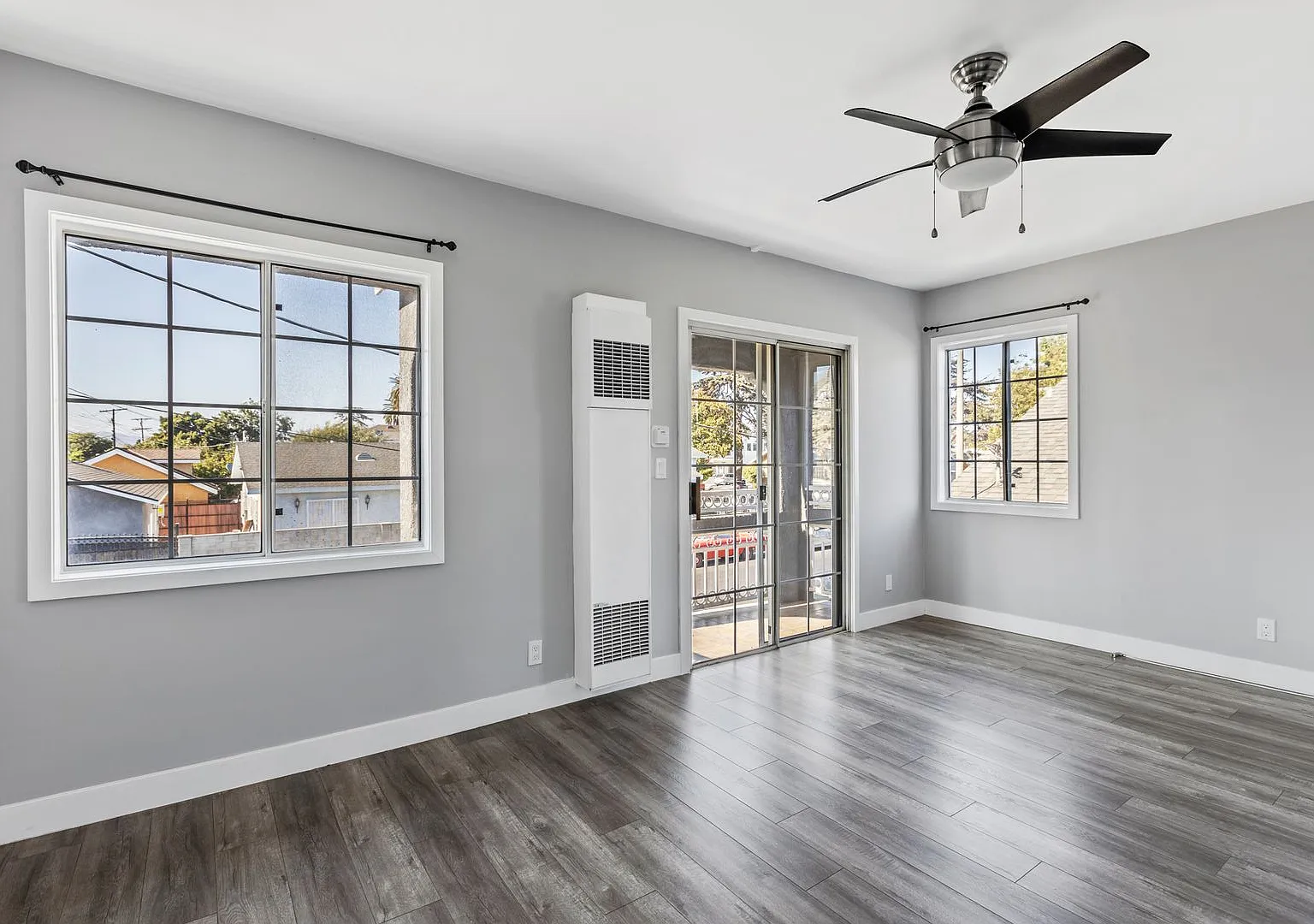 Beautiful 1BR 1BA Unit with Attached 1-Car Garage Located Near USC — Photo 2
