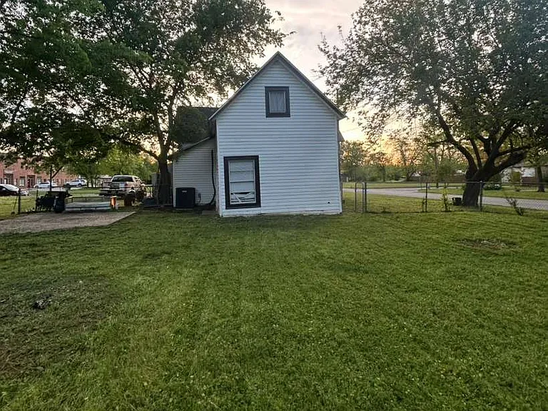 426 N Clements St — Photo 4