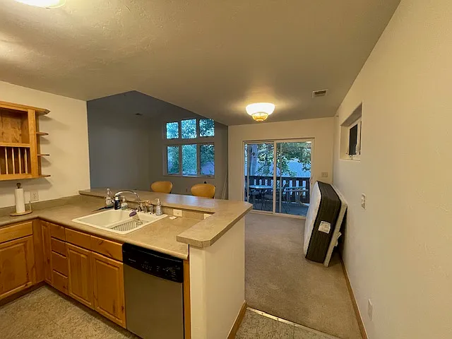 530 Redcliff Cir — Photo 2