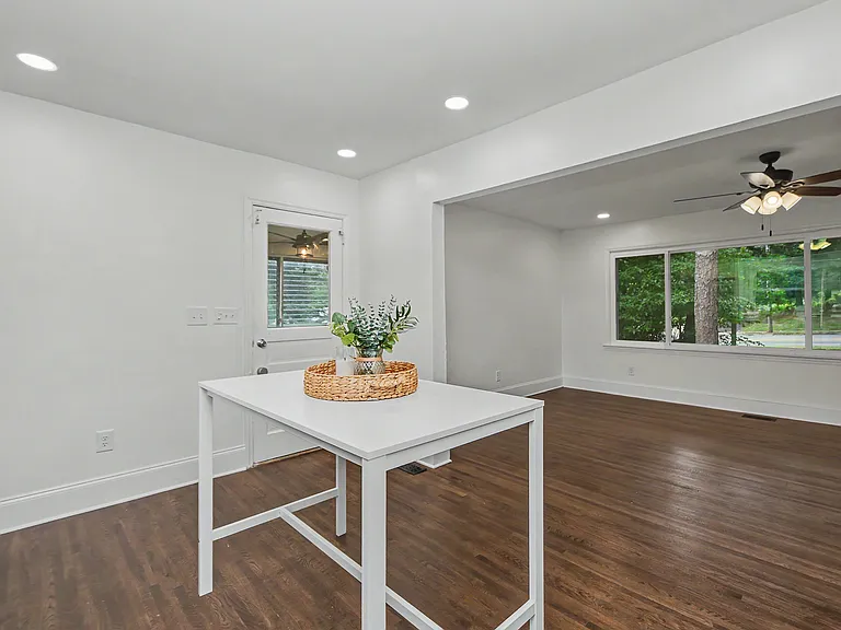 2200 Eastway Dr — Photo 10