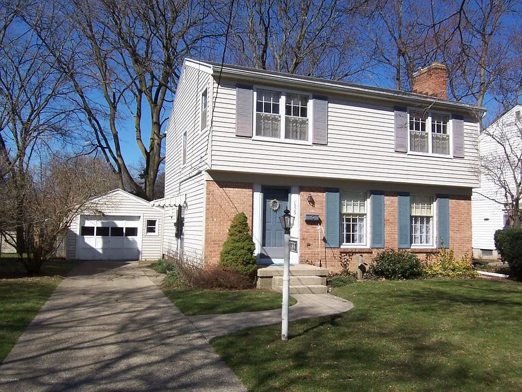 1523 Rosewood Ave SE photo 1