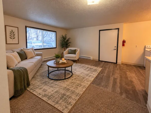 Suite Liv'n 24th St. Apartments