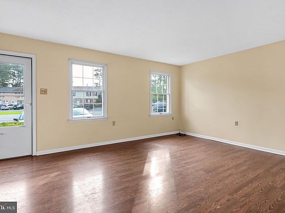 2nd image of 120 Warren Cir