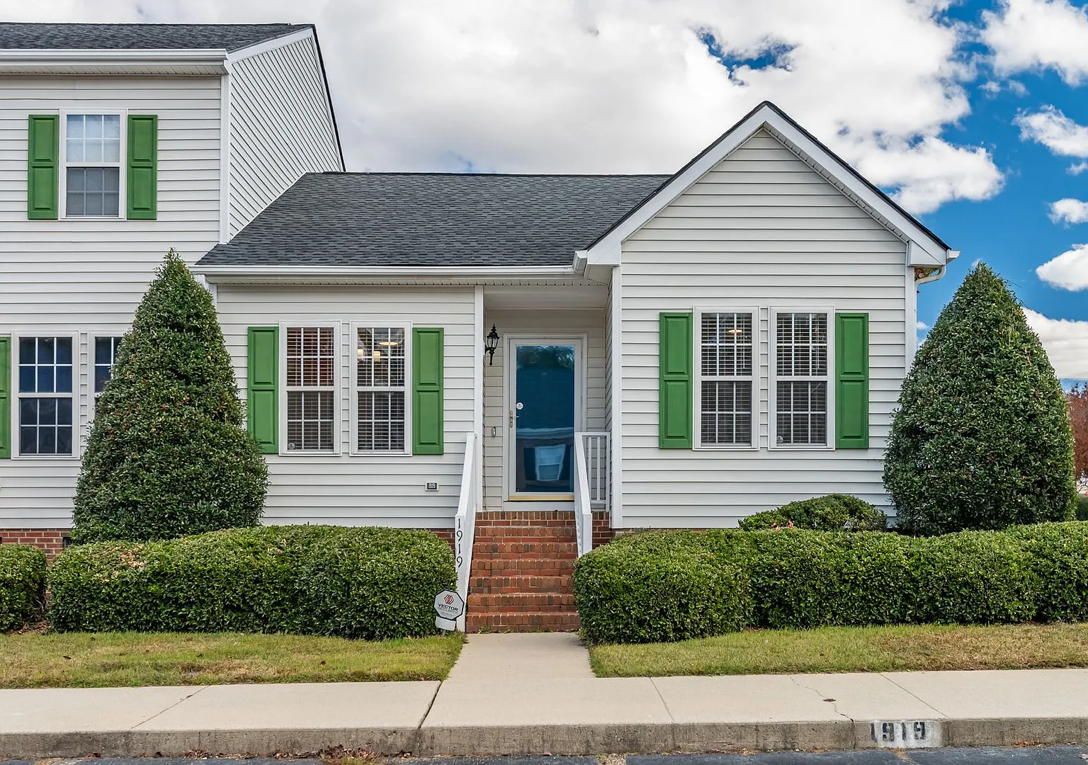 Cute 2 Bedroom Ranch Townhome - With Covered Deck and Fenced in Yard! Fuquay Varina - Available Now! — Photo 1