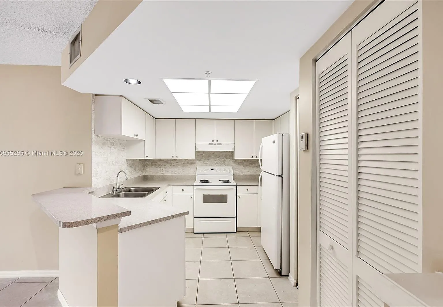 2 bed, 1100 sqft, $2,300 — Photo 2