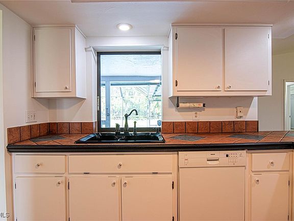 5th image of 236 SE 20th Ct