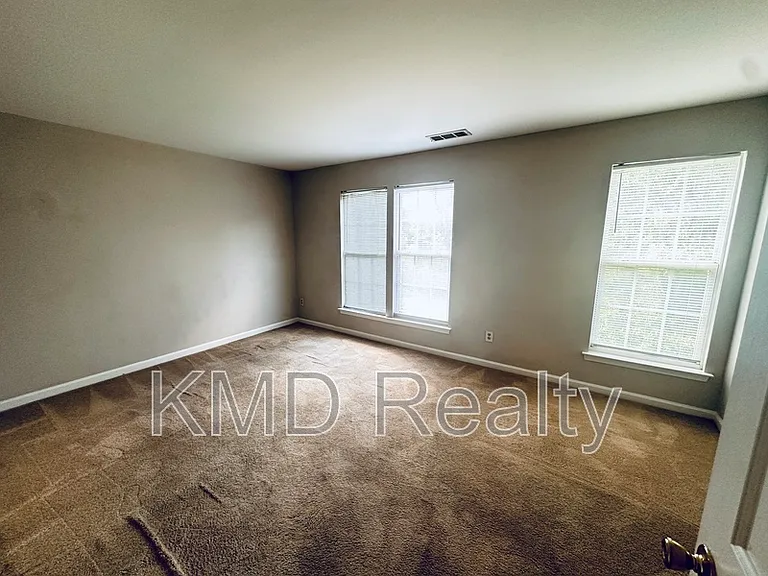 940 Tiger Ln — Photo 8