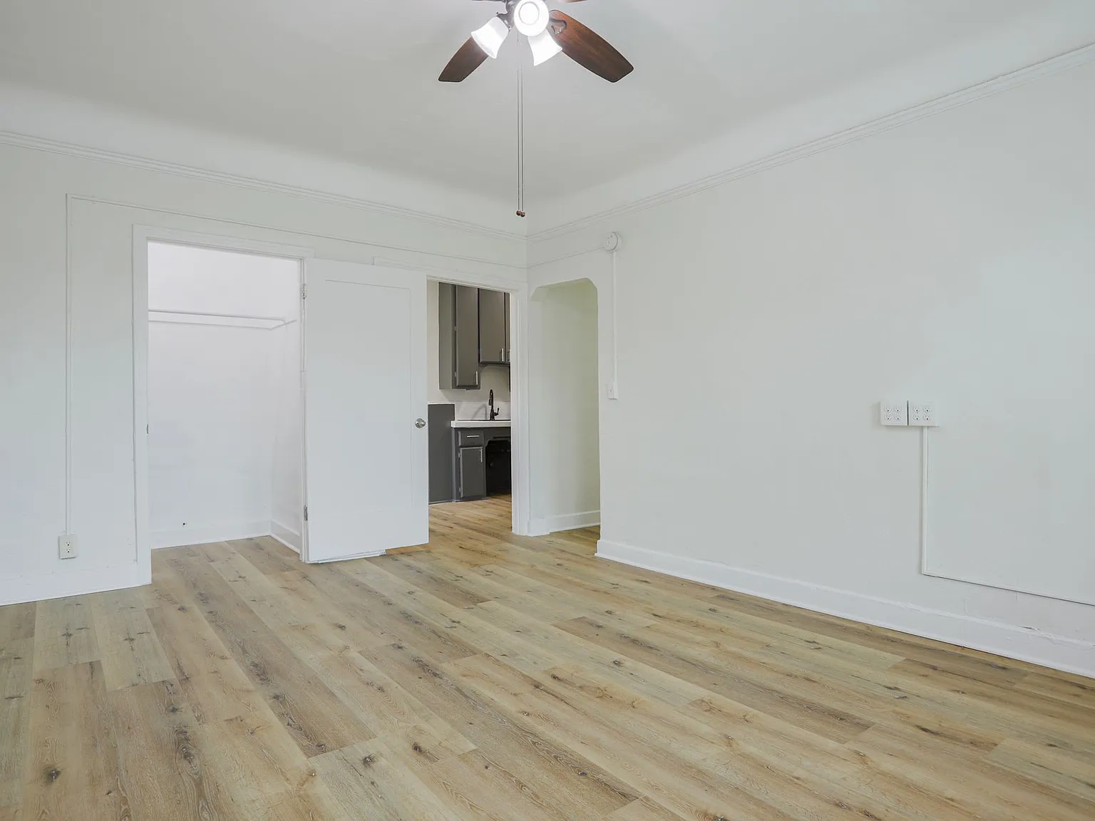 Catalina Apartments | Studio & One-Bedroom Apartments in Prime Koreatown- 6 Free Weeks — Photo 4
