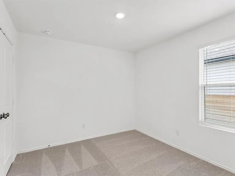 120 Donnington Dr — Photo 17