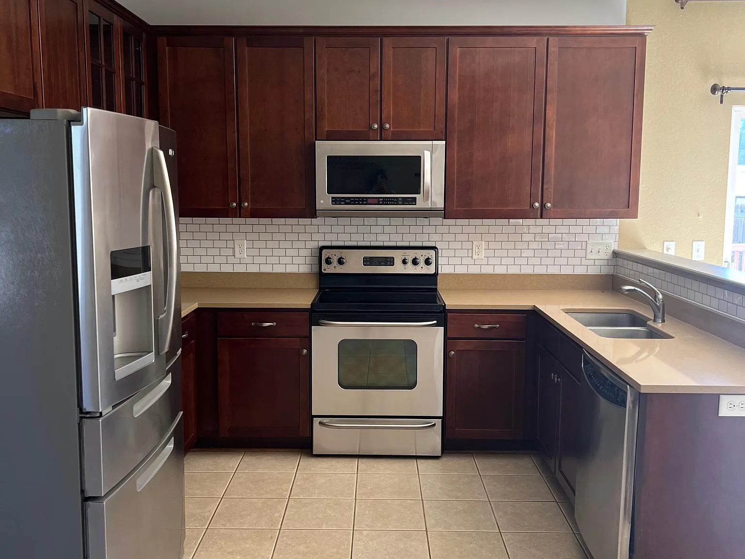 3 bed, 2617 sqft, $2,999 — Photo 2