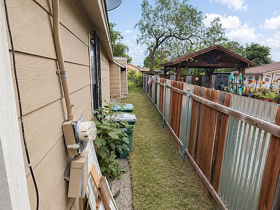 3rd image of 2613 Colima St