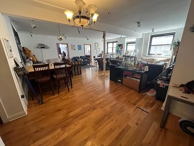 5 bed, 2500 sqft, $4,900 — Photo 1