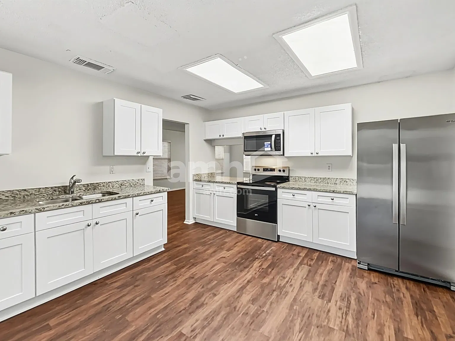 3 bed, 2.5 bath, 2465 sqft, $2,200 — Photo 3