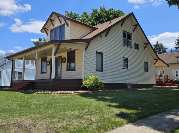 704 E Charles St, Oelwein, IA 50662