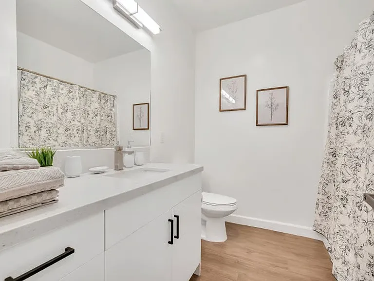 940 Warwick Ave — Photo 19
