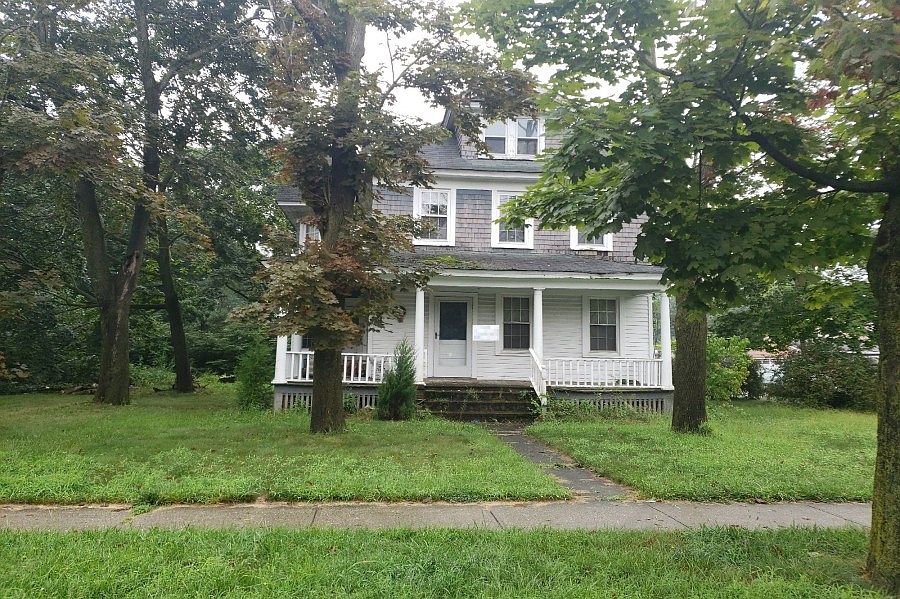 1st image of 148 Connetquot Ave
