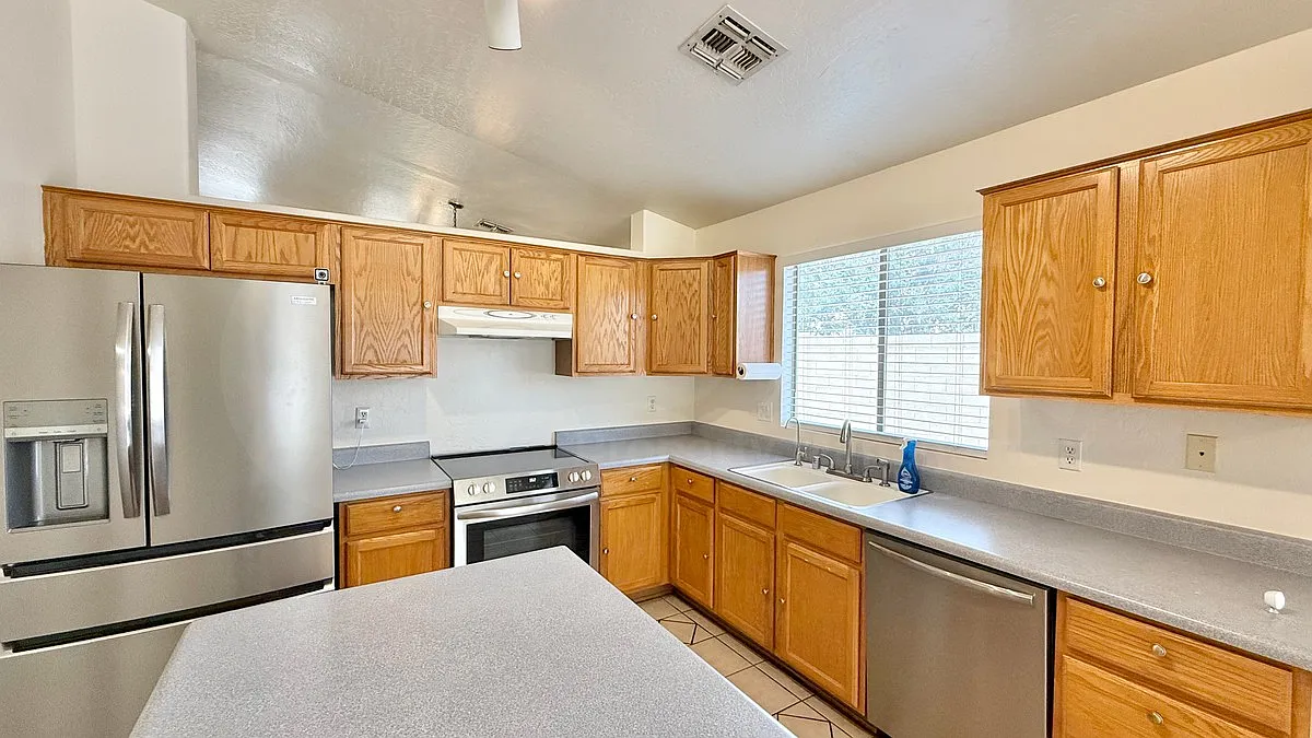 3 bed, 2.0 bath, 1614 sqft, $2,295 — Photo 3