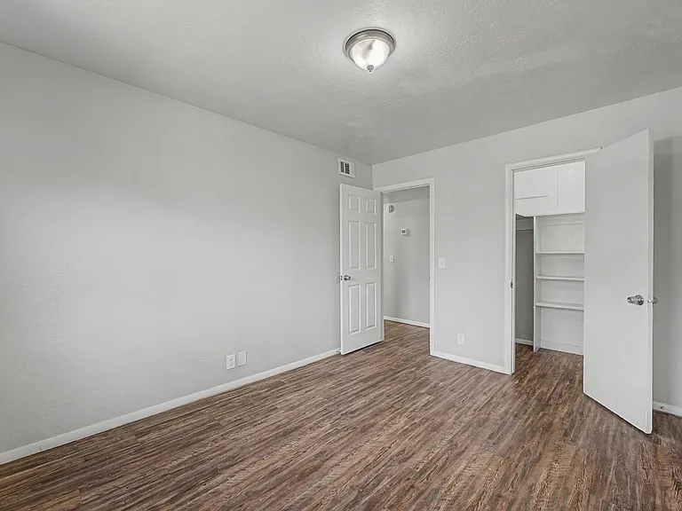 Charl Ann Apartments — Photo 19