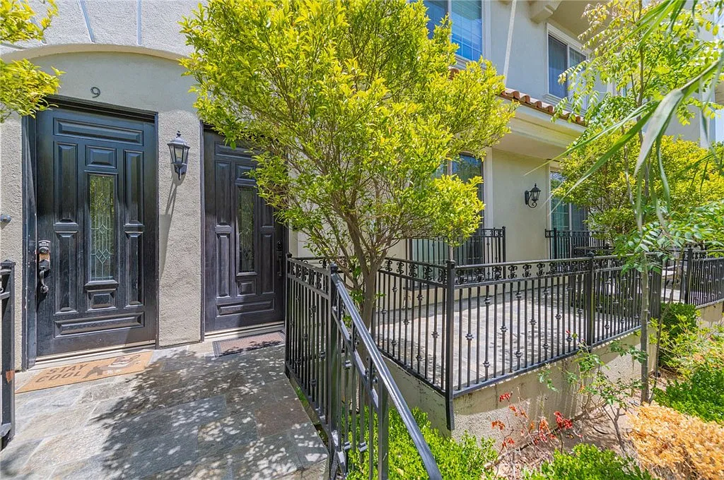 3 bed, 3.5 bath, 1820 sqft, $5,300 — Photo 3