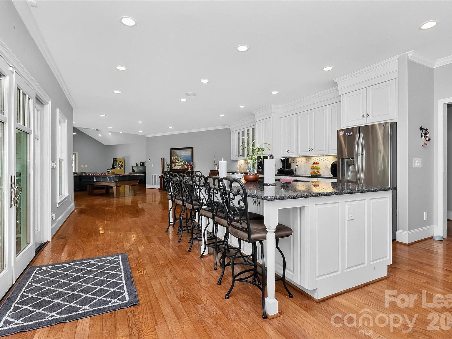 6 bed, 5.0 bath, 5068 sqft, $7,000 — Photo 3