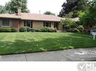 16 Hampton Rd, Grosse Pointe Shores, MI 48236