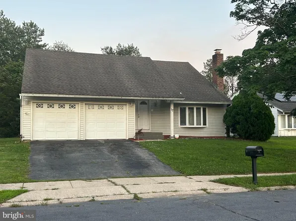 17 Parkhill Ln, Sicklerville, NJ 08081