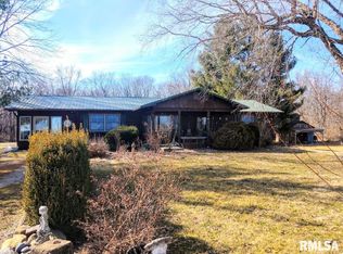 206 Crawford Ave, Waggoner, IL 62572