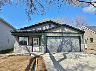 707 8th St NW, Minot, ND 58703