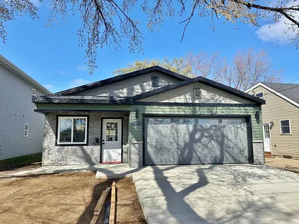 707 8th St NW, Minot, ND 58703