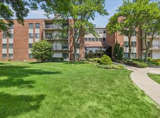 3030 Pheasant Creek Dr APT 103, Northbrook, IL 60062