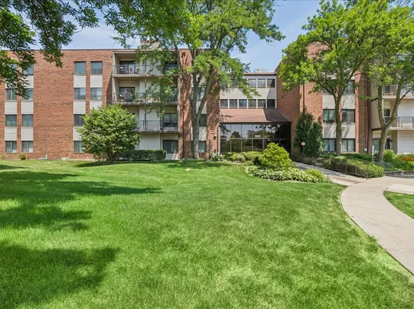 3030 Pheasant Creek Dr APT 103, Northbrook, IL 60062