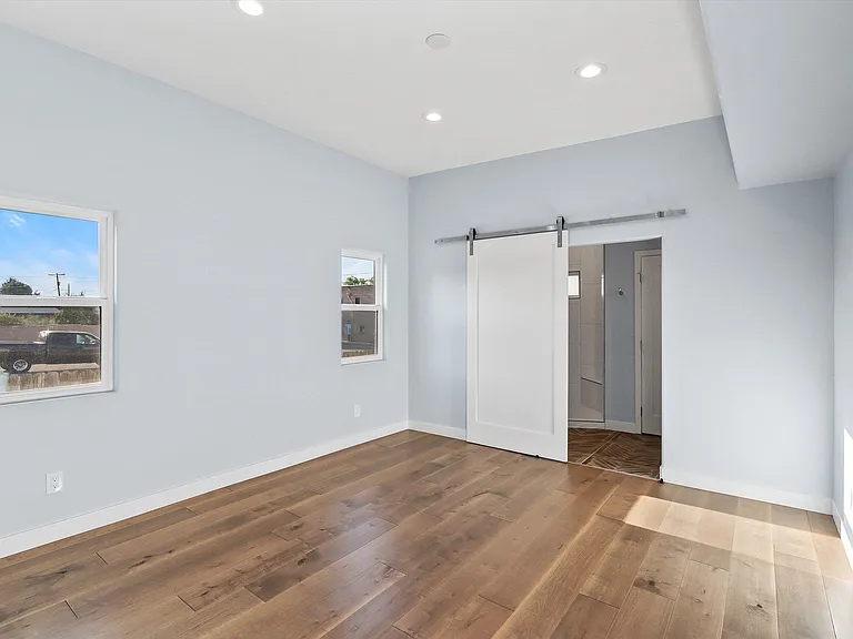 1525 E 10th St — Photo 36