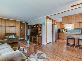27 42nd St, Islip, NY 11751