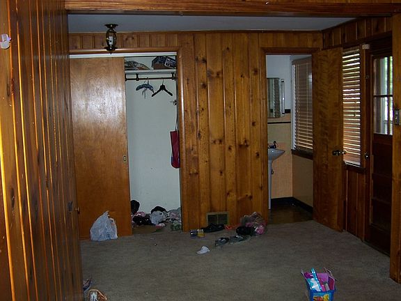 4th image of 106 E Oak St