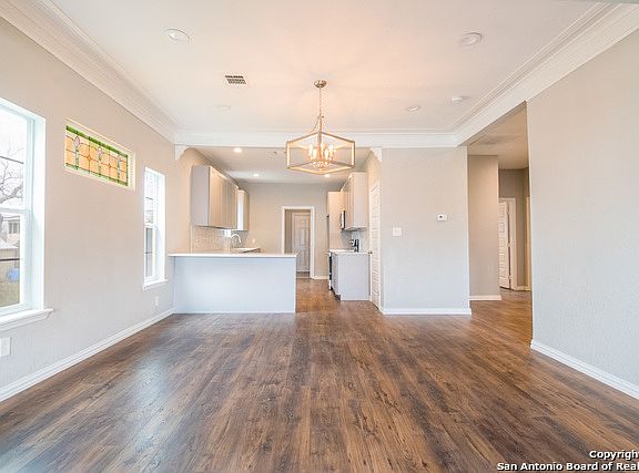 4th image of 1007 W Magnolia Ave