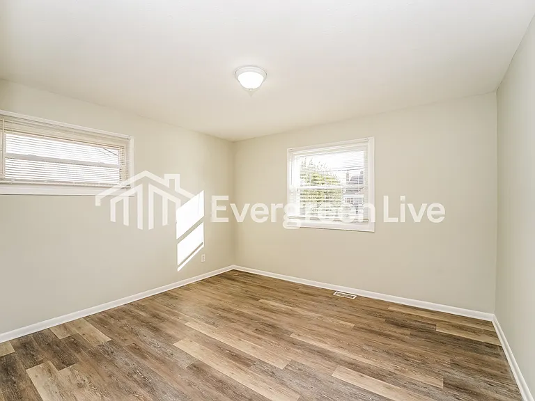 15810 Harrison Dr — Photo 11