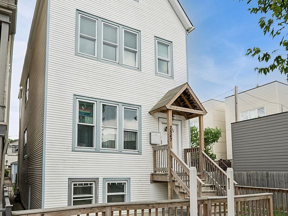 2nd image of 2547 W Homer St #1G