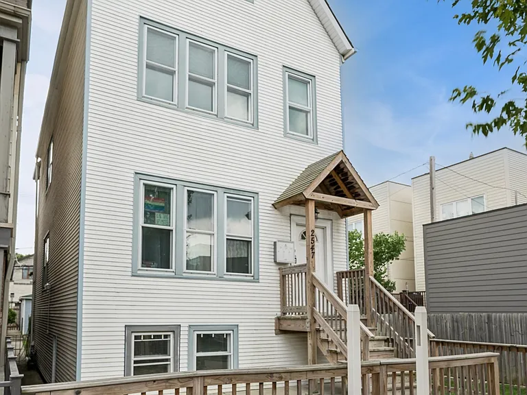 2547 W Homer St #1G — Photo 2