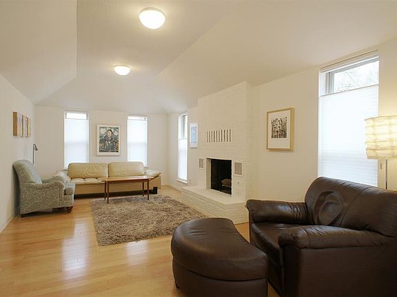 3rd image of 1409 Oxford Ln
