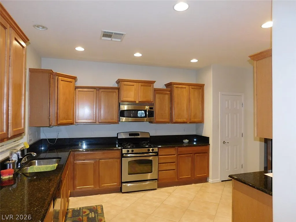 3 bed, 2.0 bath, 1726 sqft, $2,100 — Photo 4