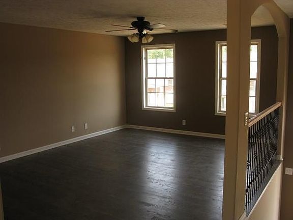 3rd image of 101 Creekview Vlg