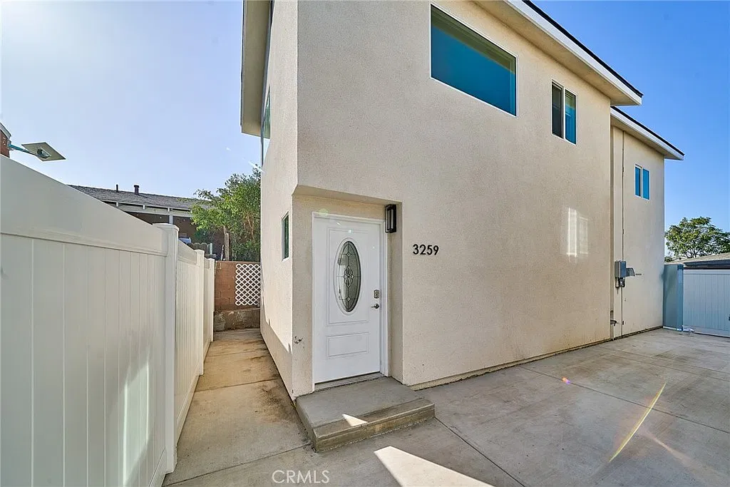 3 bed, 1197 sqft, $3,300 — Photo 1