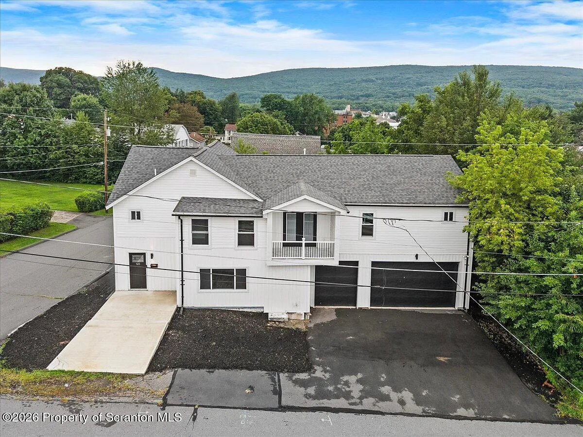 5 bed, 5.0 bath, 3452 sqft, $3,000 — Photo 1